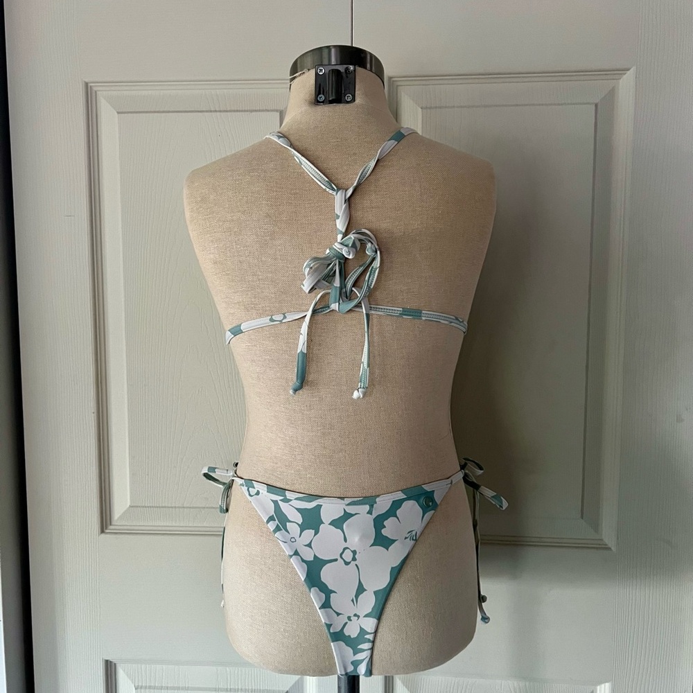 Volcom Women’s Bikini Set - Picture 3 of 4